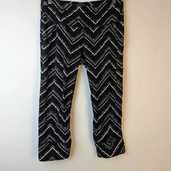 Athleta Zig Zag Relay Capri Leggings - Medium - Picture 2 of 10
